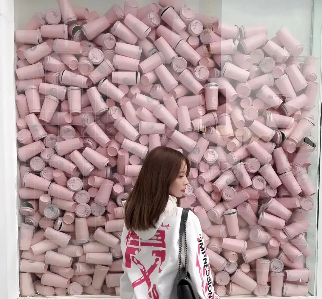 ♻️💯Upper body reference model picture❤️Top tested version OFF-WHITE (OW) 99 pink oil graffiti for men and women, pure cotton same style loose pullover hooded sweatshirt jacket zipper, professional handmade dot printing, delicate and full, strong color layering, breathable printing and not sticky! The gradient of the layers is clear, the texture and texture are visible, the fabric and printing are completely combined, and the frosted feel is delicate. The fabric is made of 460g fish scale terry cotton fabric, which has a full drape. Customized zipper pull with OFFWHITE metal engraving on it and a concave feel. This is a must-see for identification. The hat rope pendant clock has metal engravings. This is a detail that is easily overlooked.  Like Monet's oil paintings, it has always occupied the top sales list on major domestic and foreign platforms, and offline stores can also be said to be often out of stock.  Couple matching, personalized and trendy! The style is elegant and classic, versatile for daily use. Couple style 👫 Can be worn by both men and women P: 390